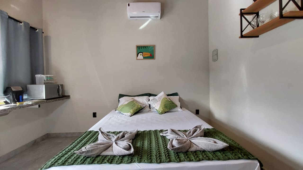 Suíte Casal da Pousada Aroma de Café em Socorro SP — quarto com cama de casal e decoração aconchegante
