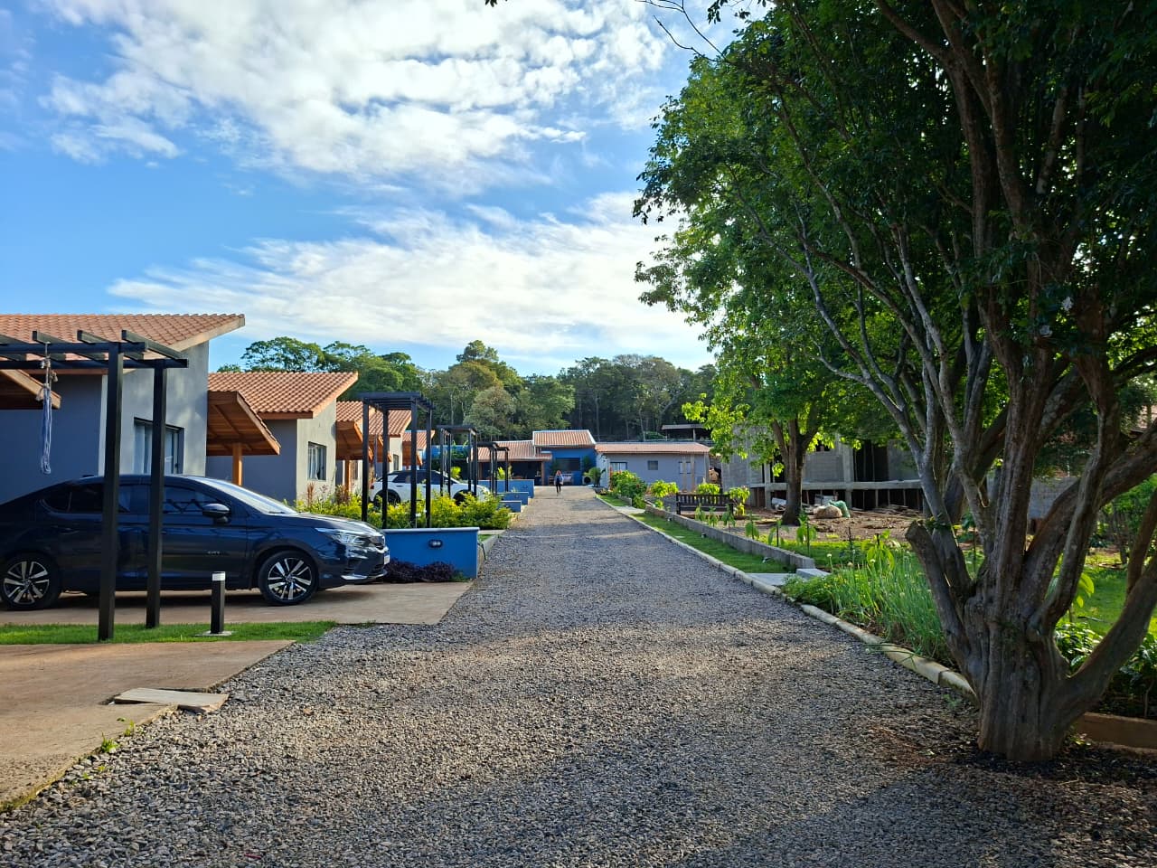 Alameda arborizada de acesso aos chalés da Pousada Aroma de Café em Socorro SP