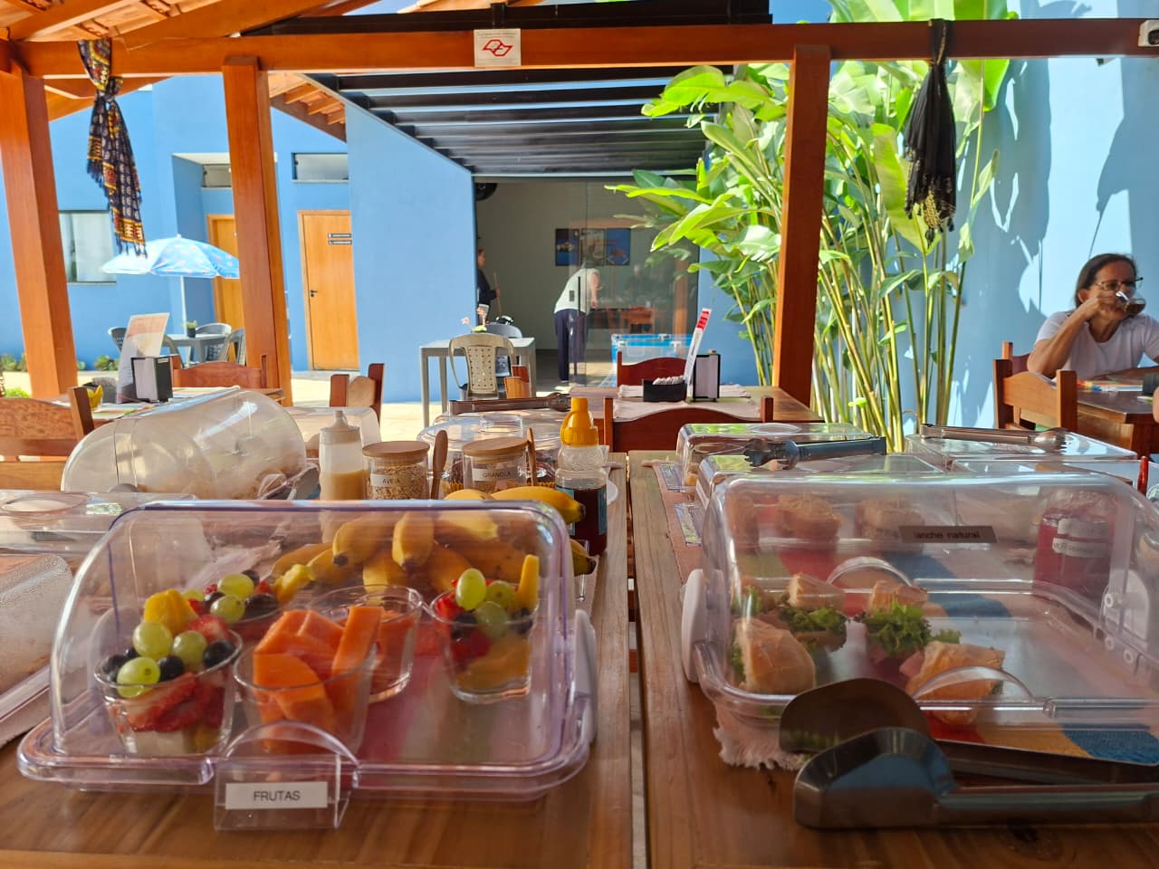 Frutas frescas no café da manhã buffet da Pousada Aroma de Café em Socorro SP