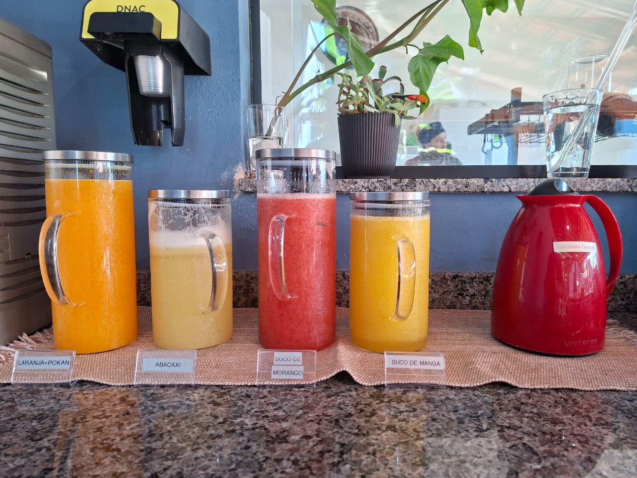 Sucos naturais variados no café da manhã da Pousada Aroma de Café em Socorro SP