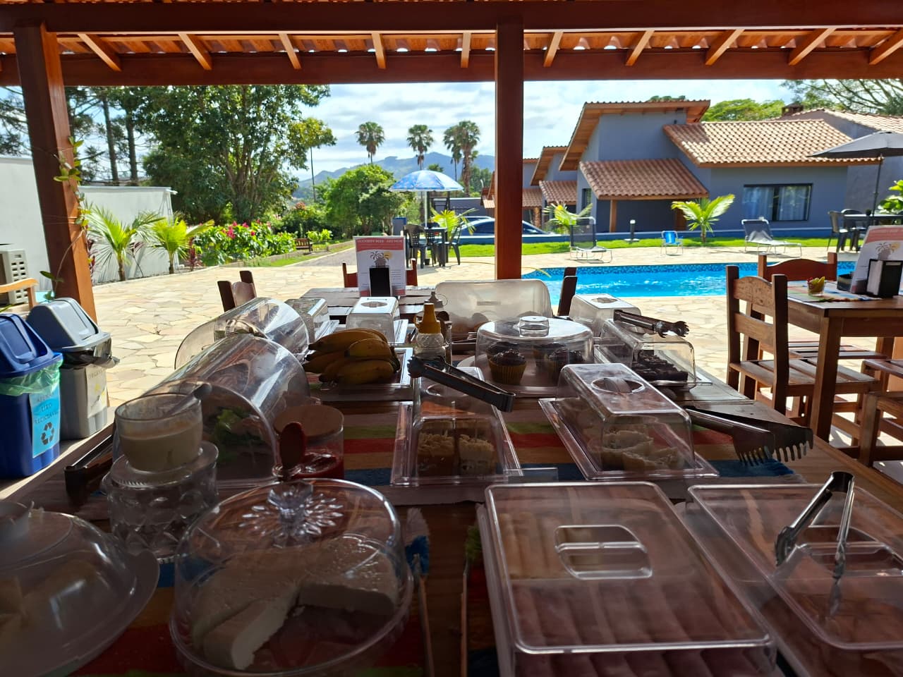 Café da manhã com vista para a piscina na Pousada Aroma de Café em Socorro SP