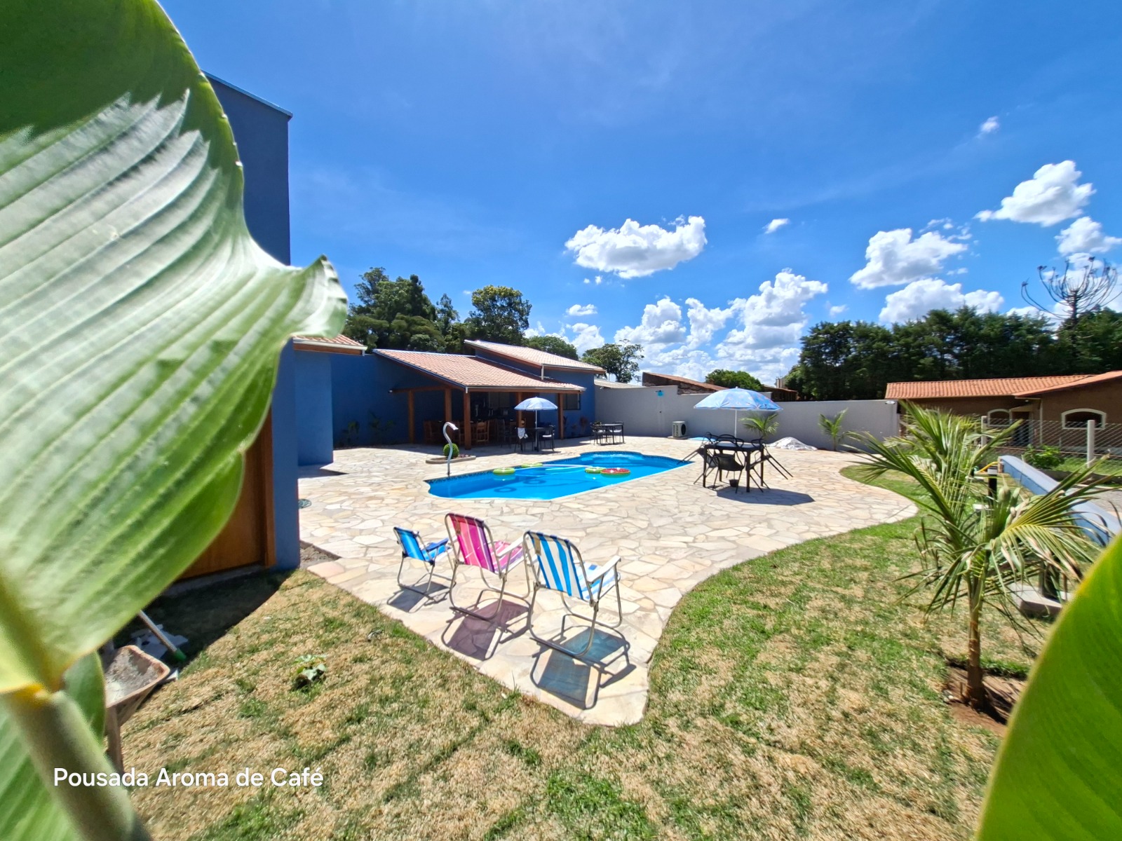 Chalé e piscina da Pousada Aroma de Café em Socorro SP — área de lazer ao ar livre