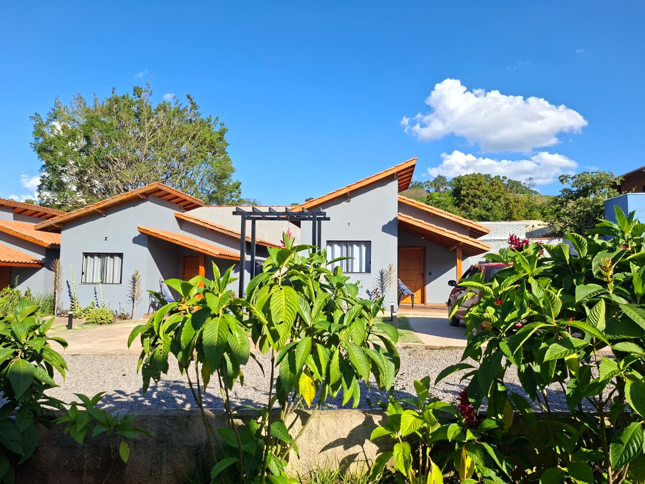 Chalés da Pousada Aroma de Café em Socorro SP — jardim tropical e nova área ampliada
