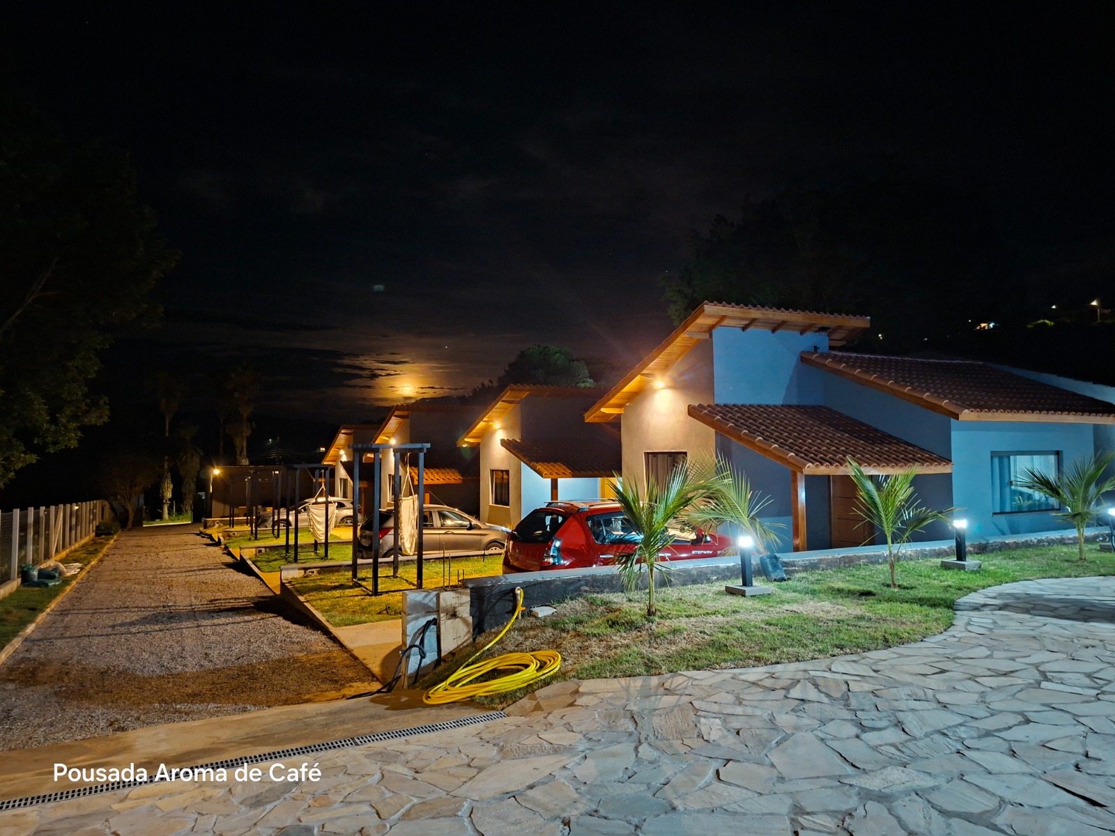 Chalés iluminados da Pousada Aroma de Café à noite em Socorro SP