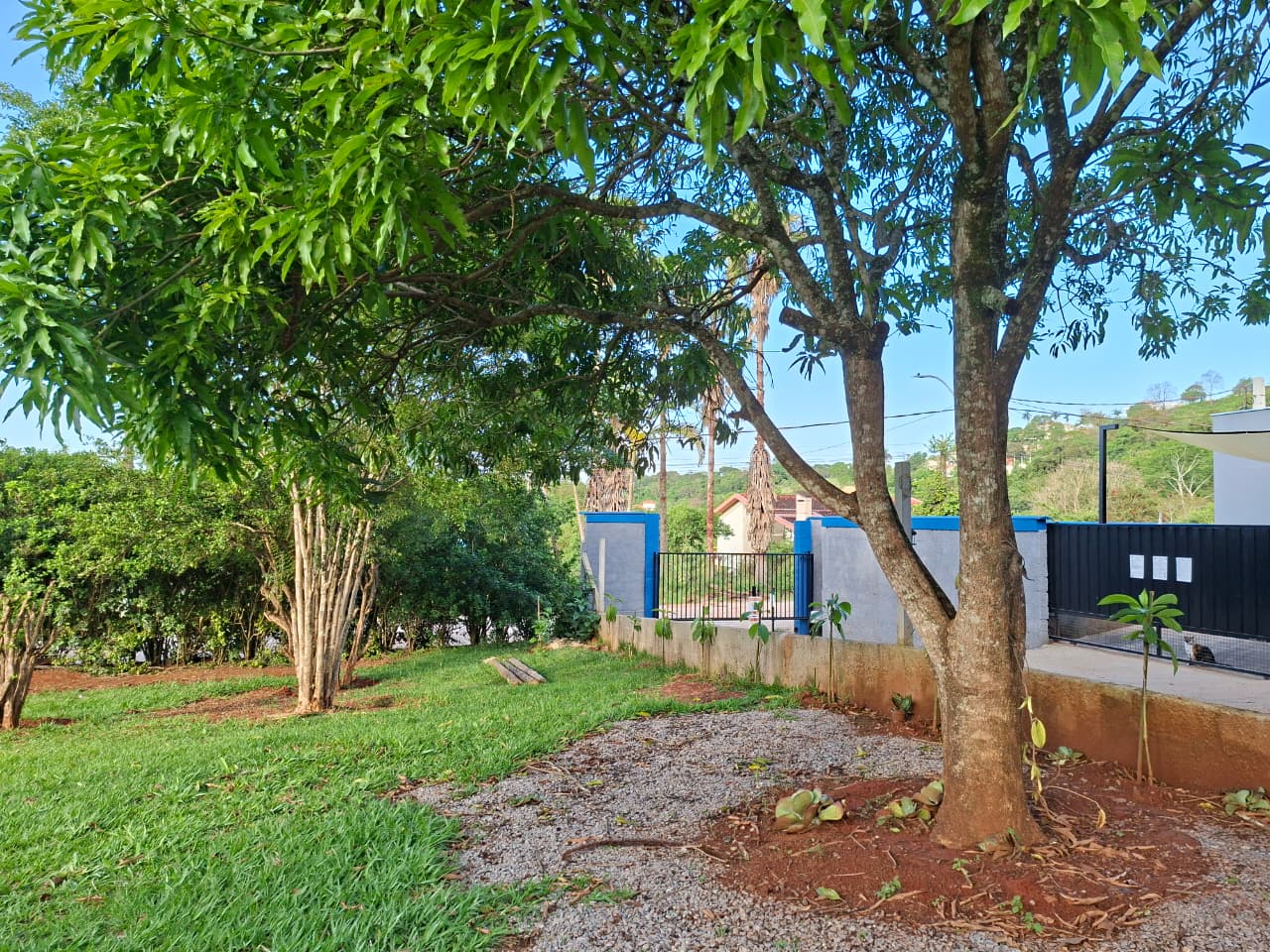 Jardim arborizado da Pousada Aroma de Café — sombra e natureza em Socorro SP