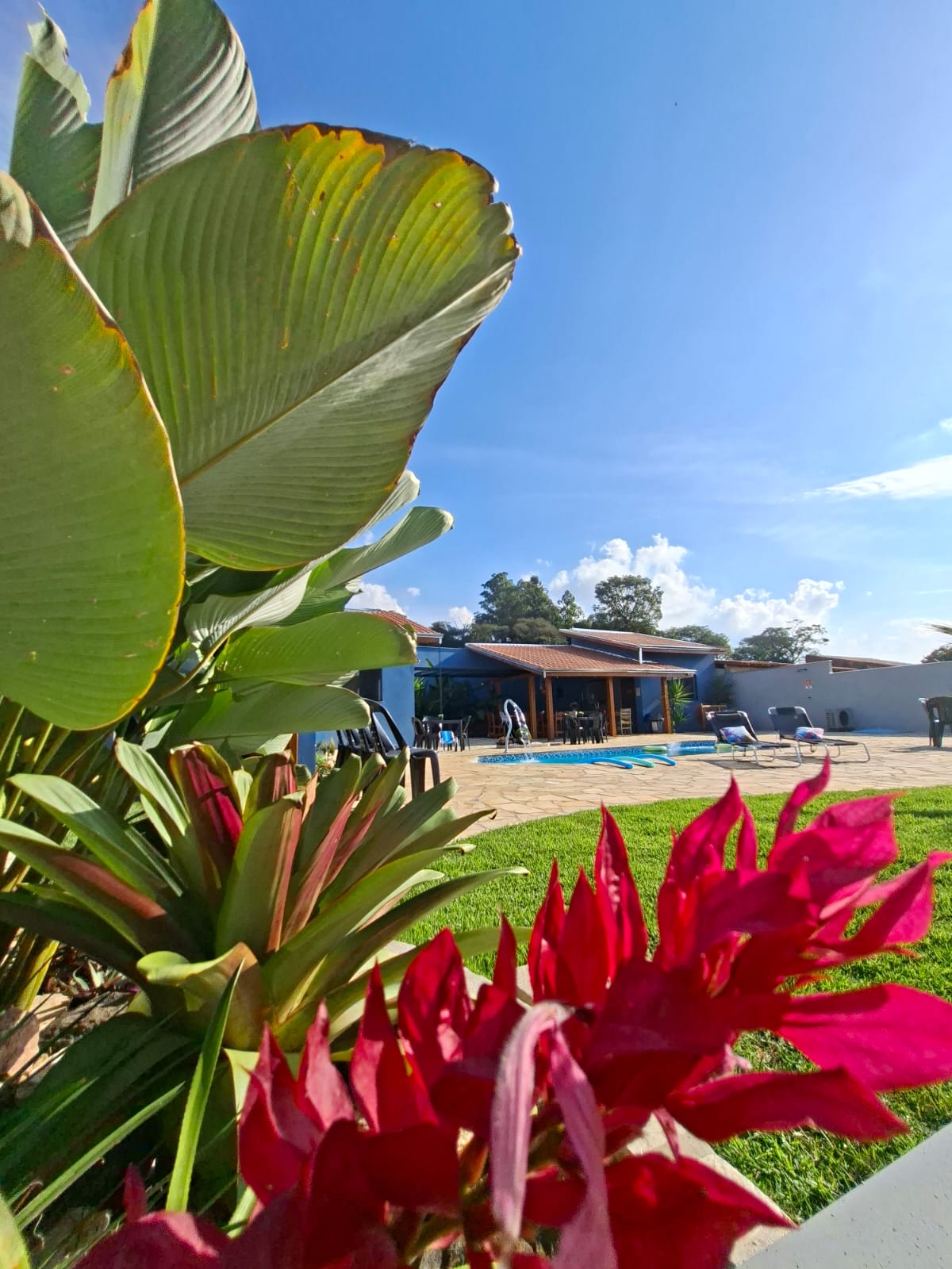 Jardim florido com piscina e chalés da Pousada Aroma de Café em Socorro SP — paisagismo exuberante