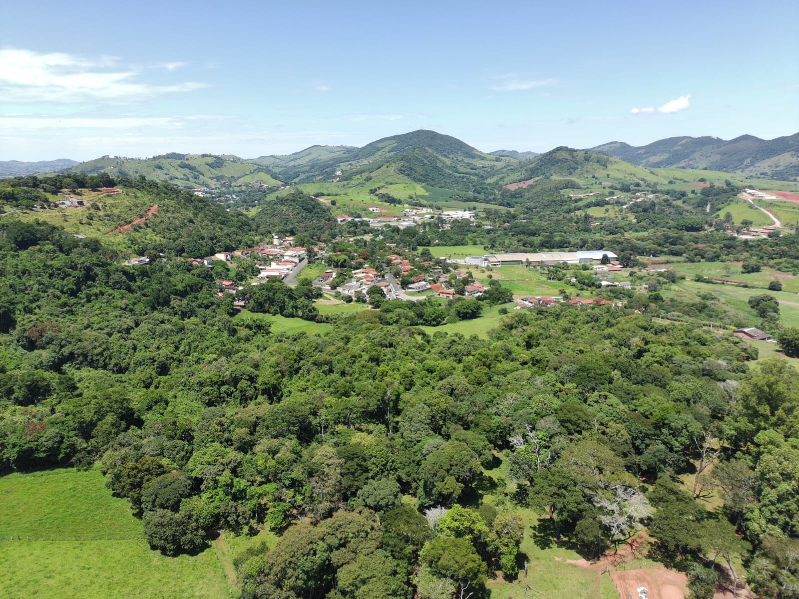 Vista aérea das montanhas e da Mata Atlântica ao redor da Pousada Aroma de Café em Socorro SP
